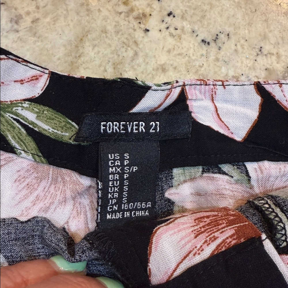 Forever 21  Women’s floral shorts black/pink Size Small - Picture 2 of 9